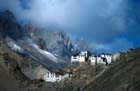 Ladakh Lamayuru vor Berg 01